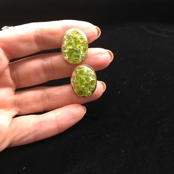 Jewelry - Vintage gold/lime green cufflinks